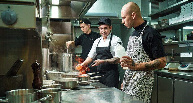 Ser Gastronómico: Arte, Historia y Educación Culinaria 4 Chef enseñando en una cocina profesional