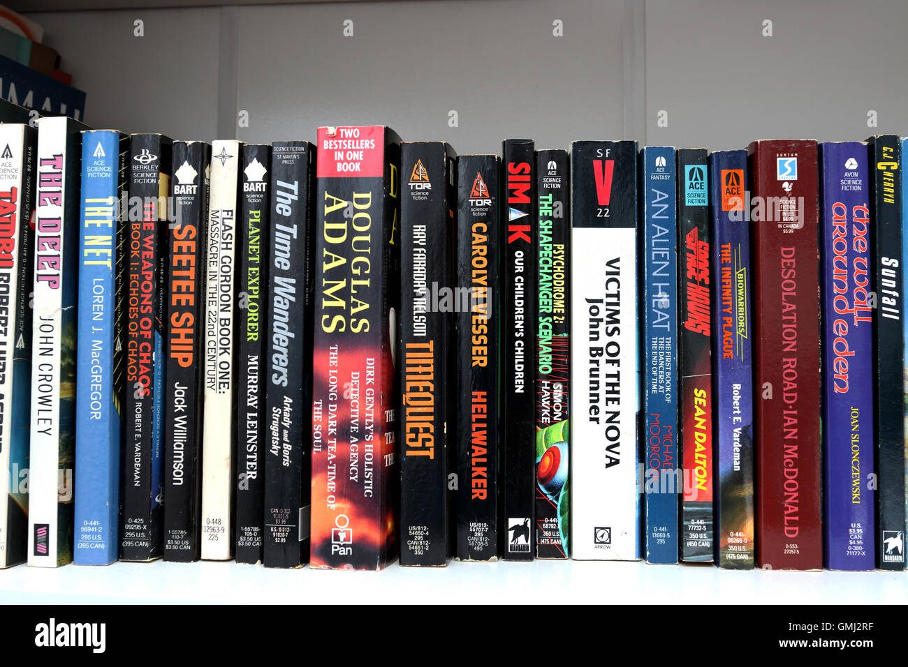 Libros de ciencia ficción apilados