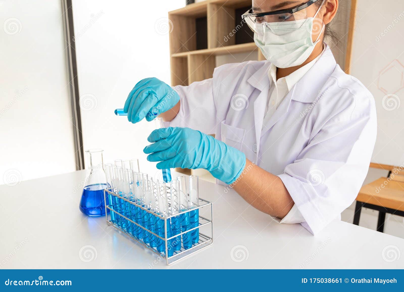 Qué características debe presentar el discurso científico 3 Científico analizando datos en laboratorio