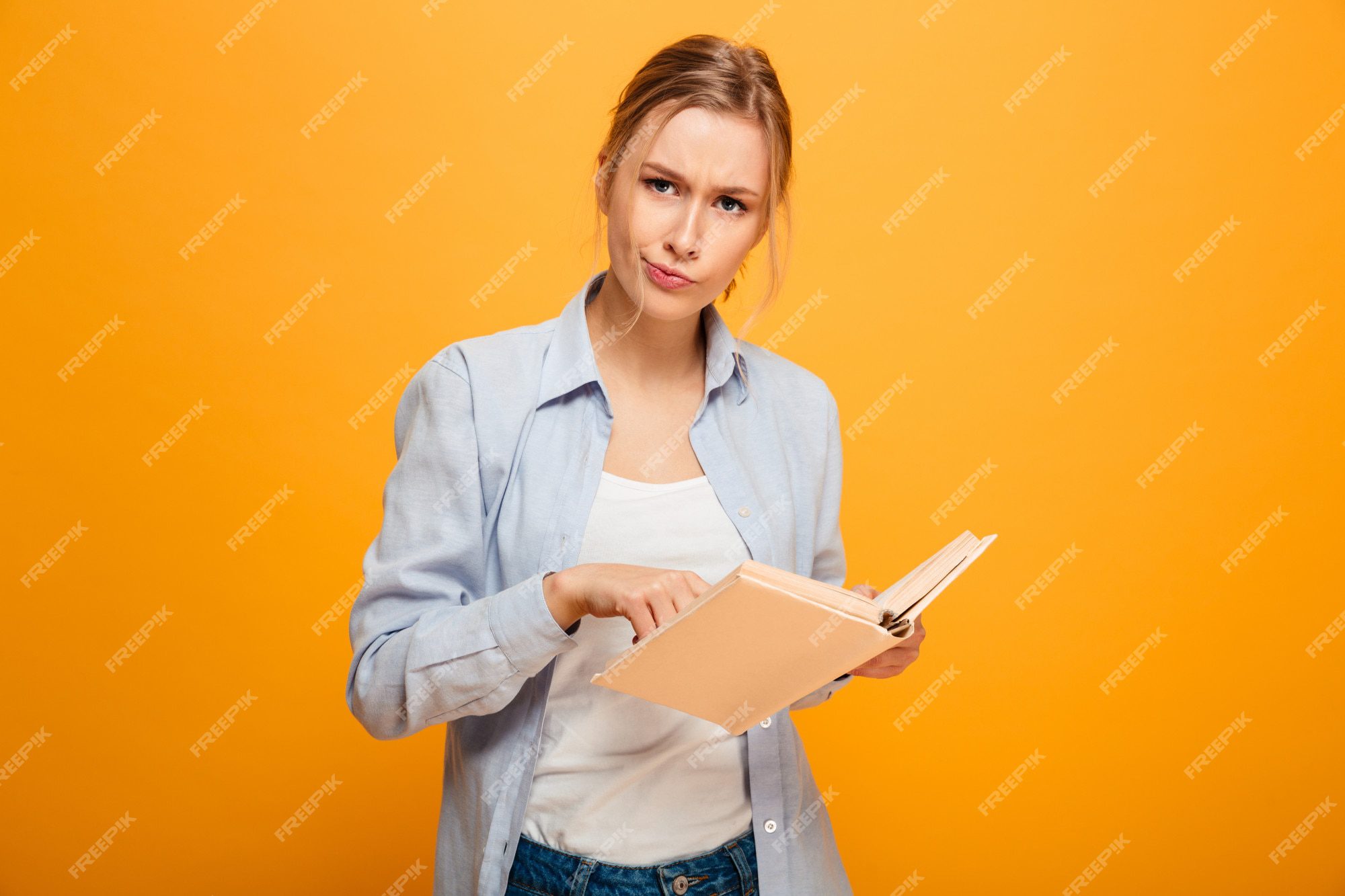 Estudiante confundido haciendo reporte de lectura