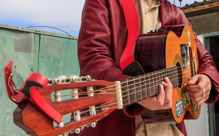 Qué otros corridos revolucionarios 4 Guitarrista tocando corridos revolucionarios