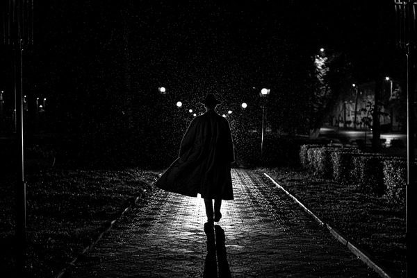 Qué temas aborda la novela negra 4 Detective sombrío en escena de crimen nocturna