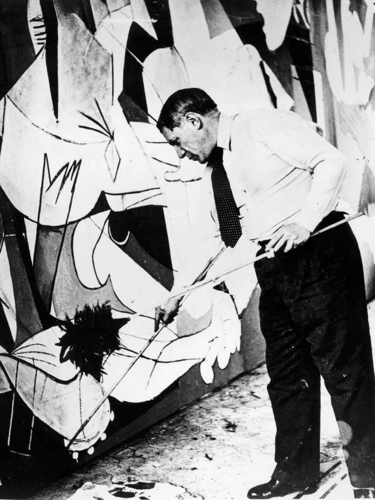 Picasso pintando en su estudio