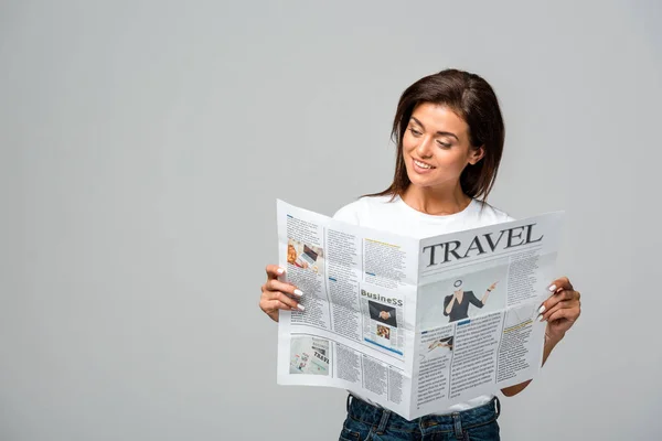 Cuáles son las secciones que se divide un periódico 3 Persona leyendo sección noticias locales periódico