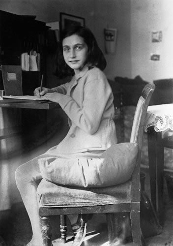 Ana Frank escribiendo en su diario