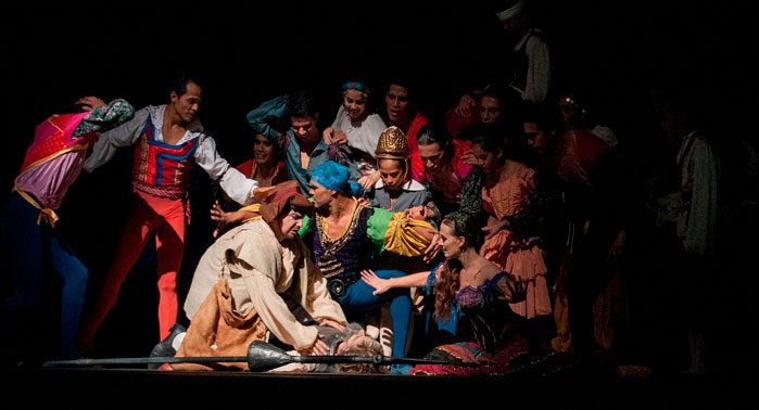 Actores representando un Paso teatral