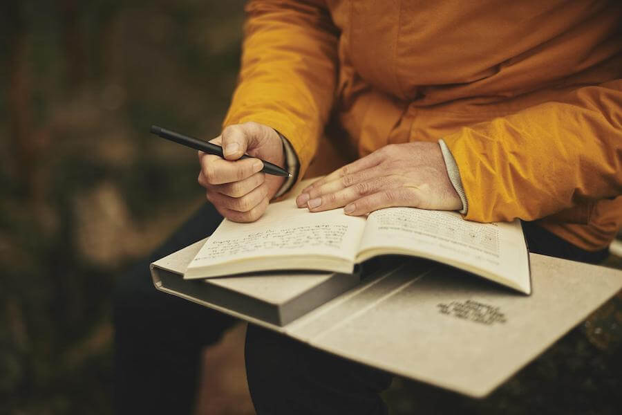 Cómo escribir mi biografía artística 4 Artista escribiendo en su cuaderno