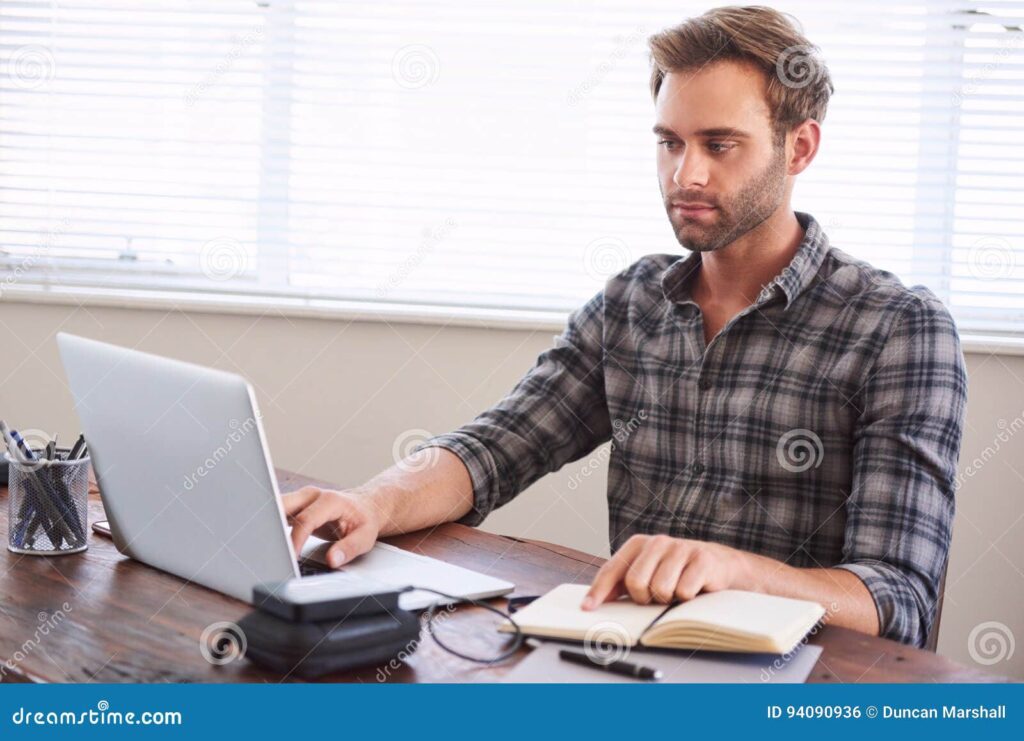 Cómo escribir un relato corto en 10 pasos 15 escritor ocupado numerando el suyo trabajo del cuaderno manuscrito al ordenador portatil 94090936