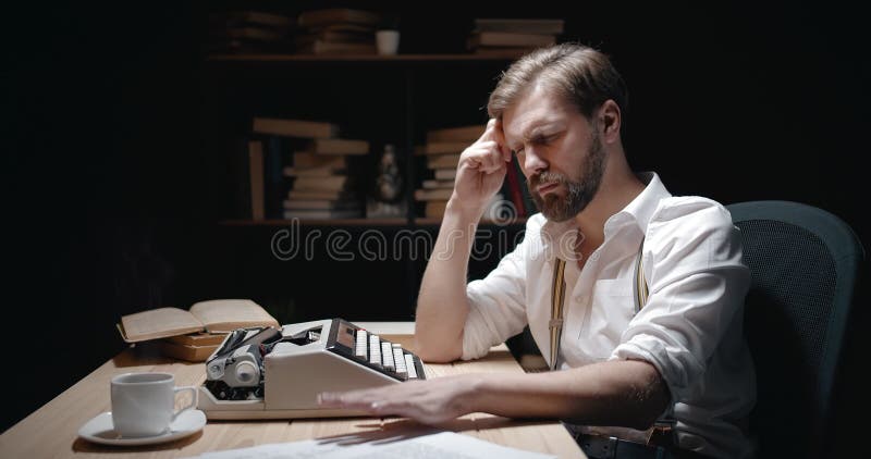 Qué es un texto narrativo y 5 ejemplos 3 Escritor pensando frente a una máquina de escribir