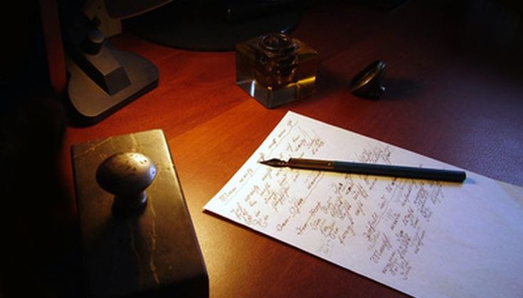 Poeta escribiendo versos líricos