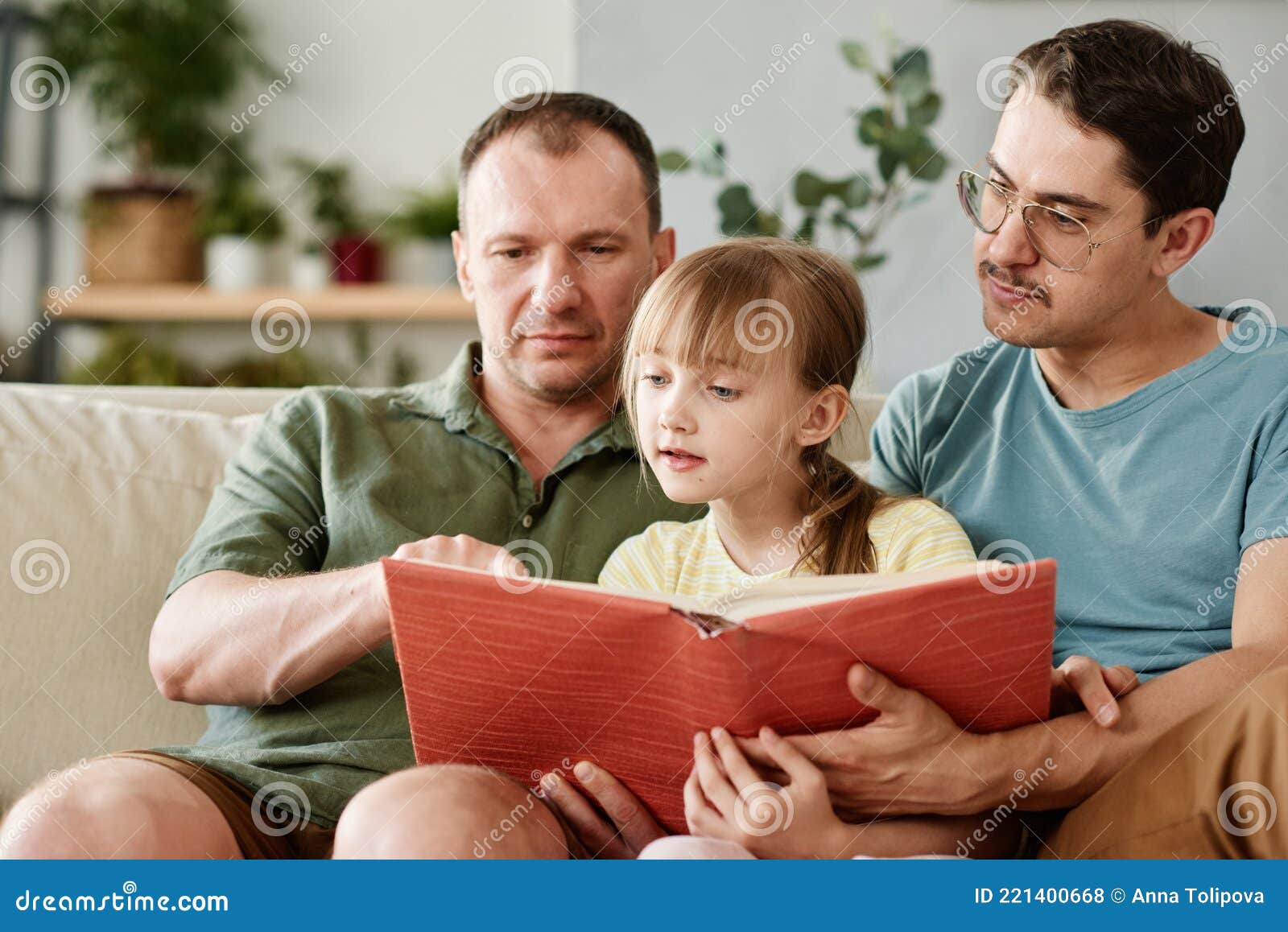 Qué quiere dar a entender el libro de La metamorfosis 4 Familia leyendo La Metamorfosis juntos