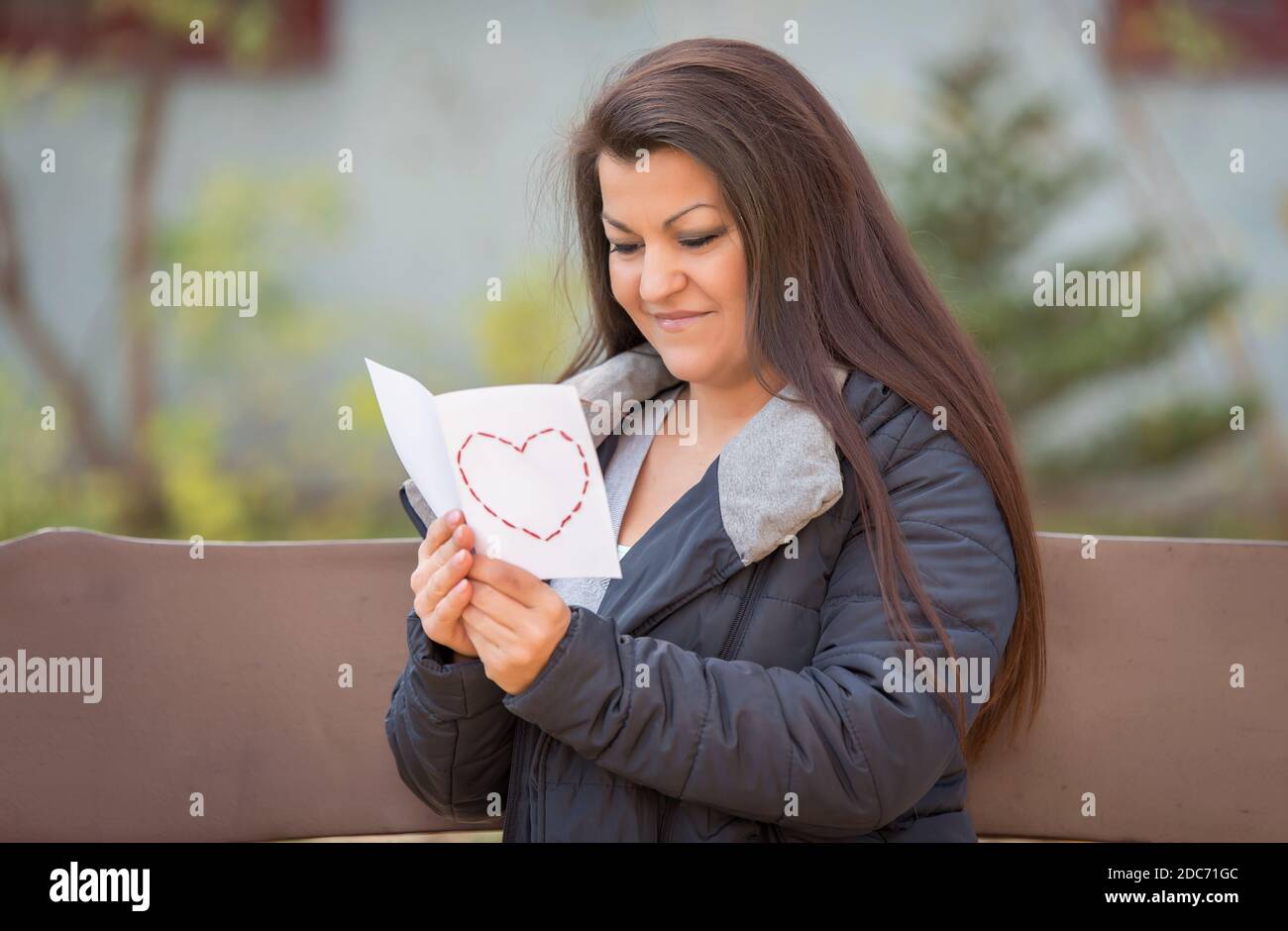 Persona leyendo carta del banco