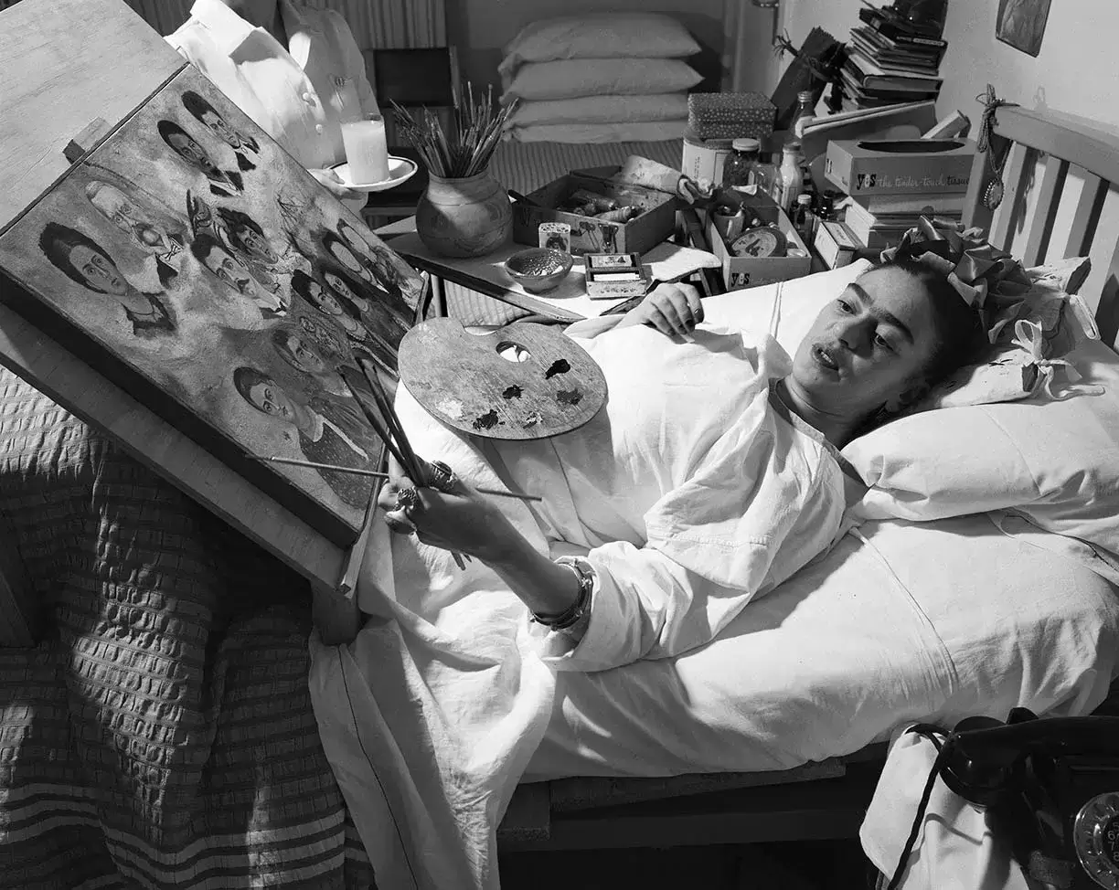 Frida Kahlo pintando en su estudio