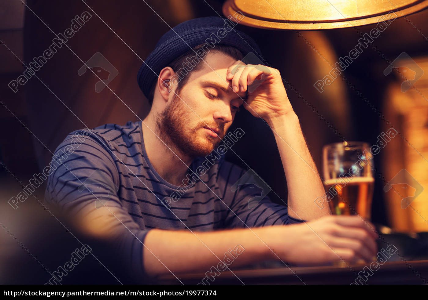 Cuál era el motivo por el que el bebedor de uno de los planetas bebía 4 Hombre solitario bebiendo en un bar