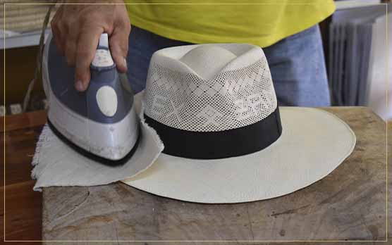 Cómo se puede utilizar el sombrero de toquilla 3 Sombrero de toquilla siendo cuidado