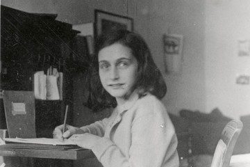 Qué relata el libro de Ana Frank 3 Ana Frank escribiendo en su diario