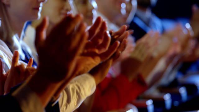 Cuáles son las secciones que se divide un periódico 5 Auditorio aplaudiendo en un evento deportivo