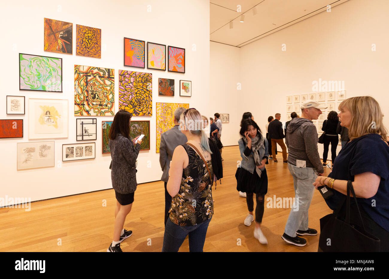 Persona observando arte en galería