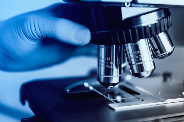 Microscopio y muestras científicas