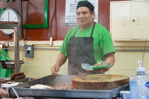 Ser Gastronómico: Arte, Historia y Educación Culinaria 3 Cocinero antiguo preparando comida tradicional