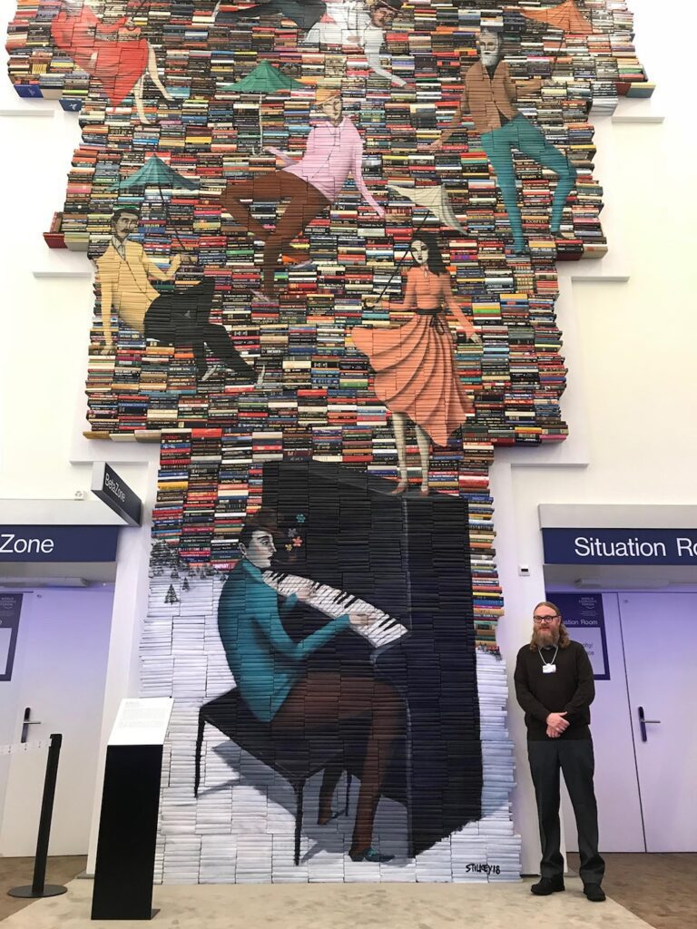 Literatura: Explorando su Significado en el Arte y la Historia 14 mike stilkey stacked book sculptures 1