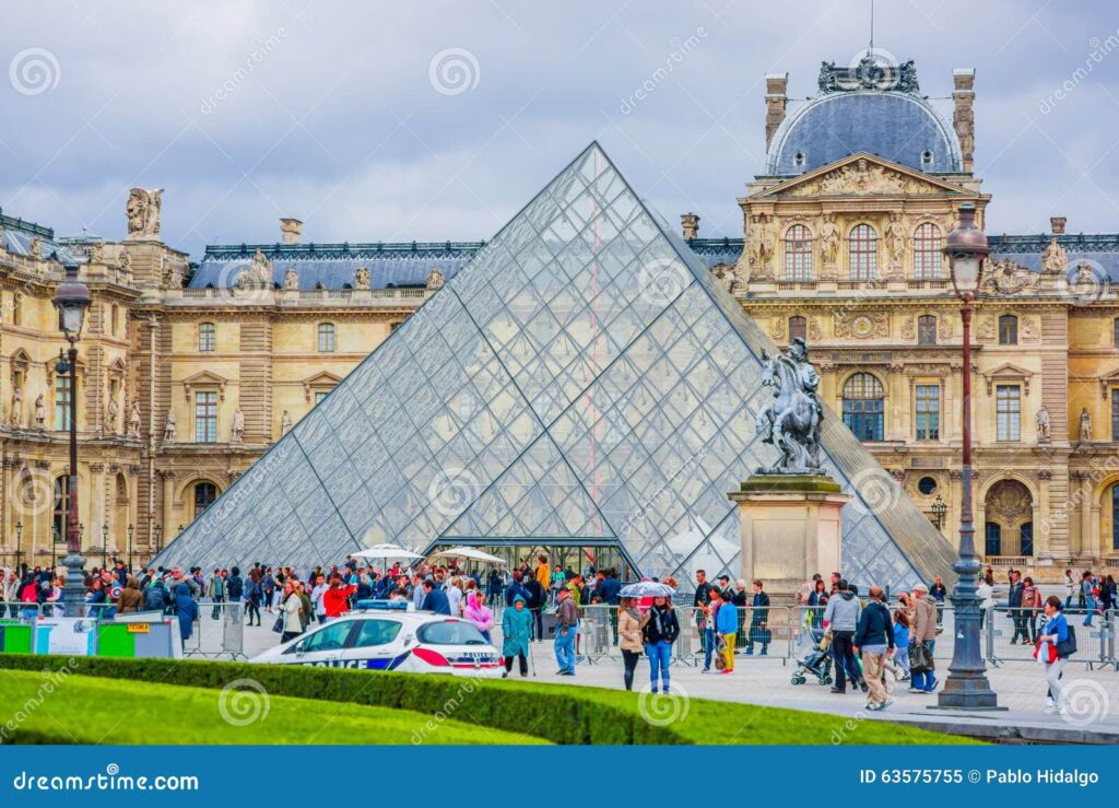museo del louvre exterior en paris francia 63575755