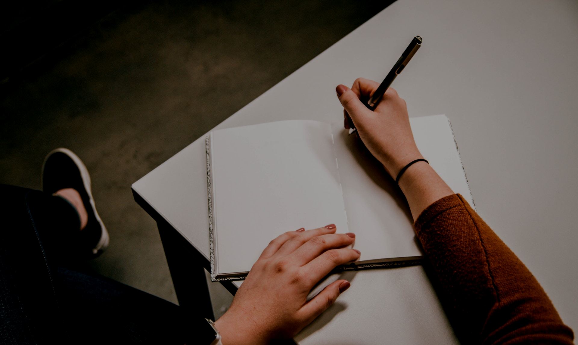 Escritor pensando en una introducción impactante