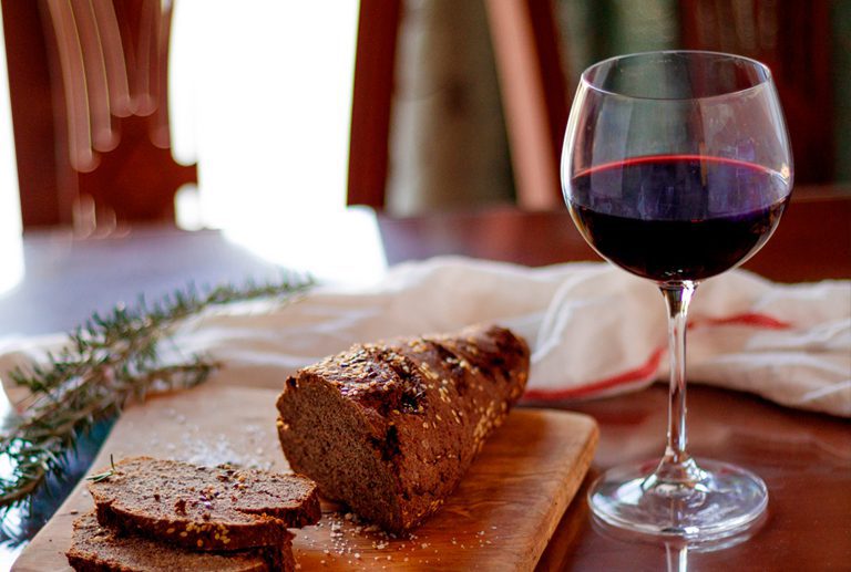 Significado del pan y el vino en el altar: Simbolismo religioso 3 Significado del pan y el vino en el altar: Simbolismo religioso