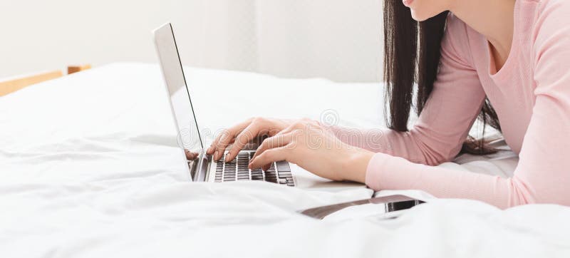 Periodista escribiendo en su computadora
