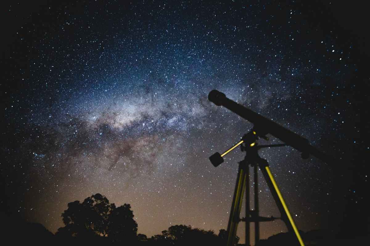 Galileo Galilei observando el cielo nocturno