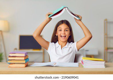 Comedia: Explorando su Significado en el Arte e Historia 3 Escritor riendo con libro abierto