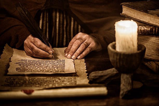 Qué es un relato histórico y sus 3 partes 3 Escritor antiguo escribiendo en pergamino