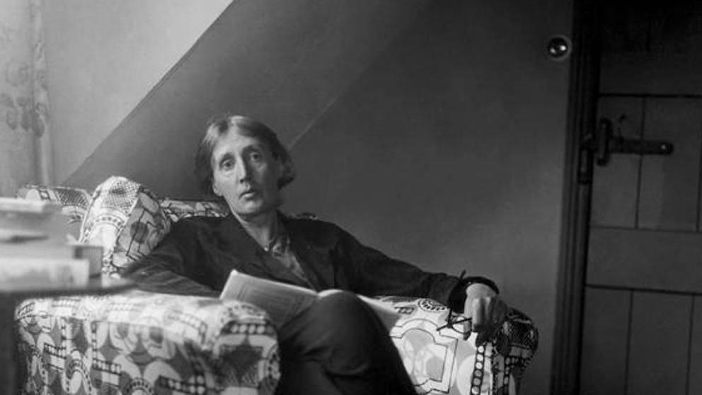 Virginia Woolf en su juventud escribiendo