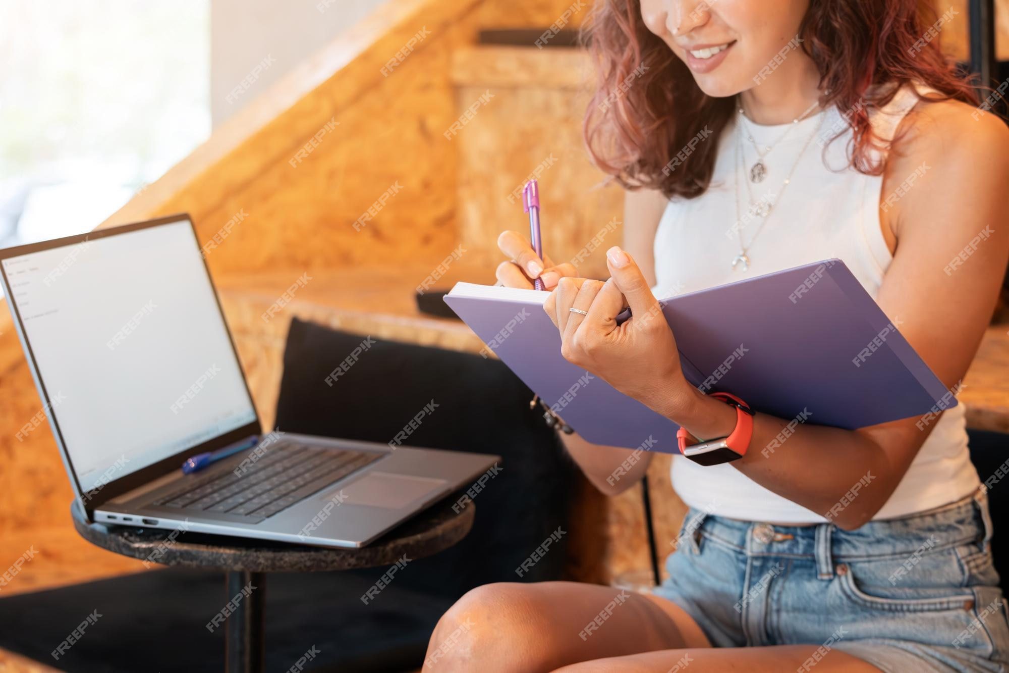 Periodista escribiendo en su computadora