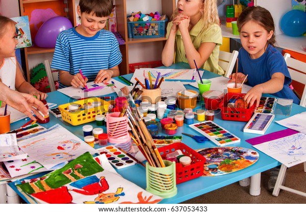 Artes Visuales: Descubre su Rol en la Historia y Educación 3 Niños pintando en clase de arte