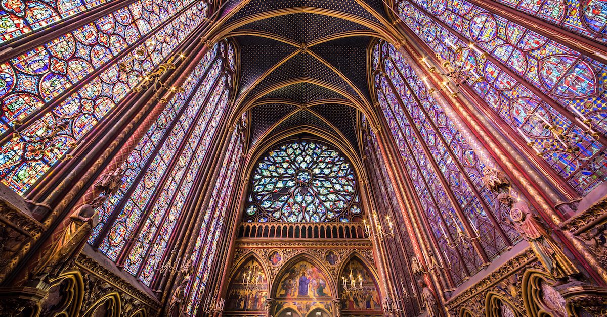 Vitrales antiguos en catedral gótica