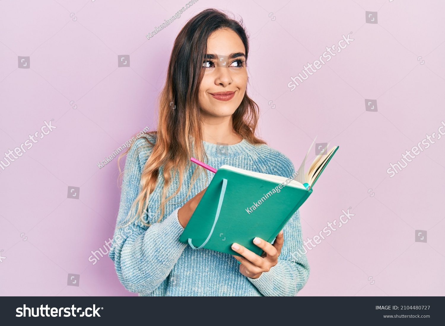 Persona leyendo y anotando en un libro