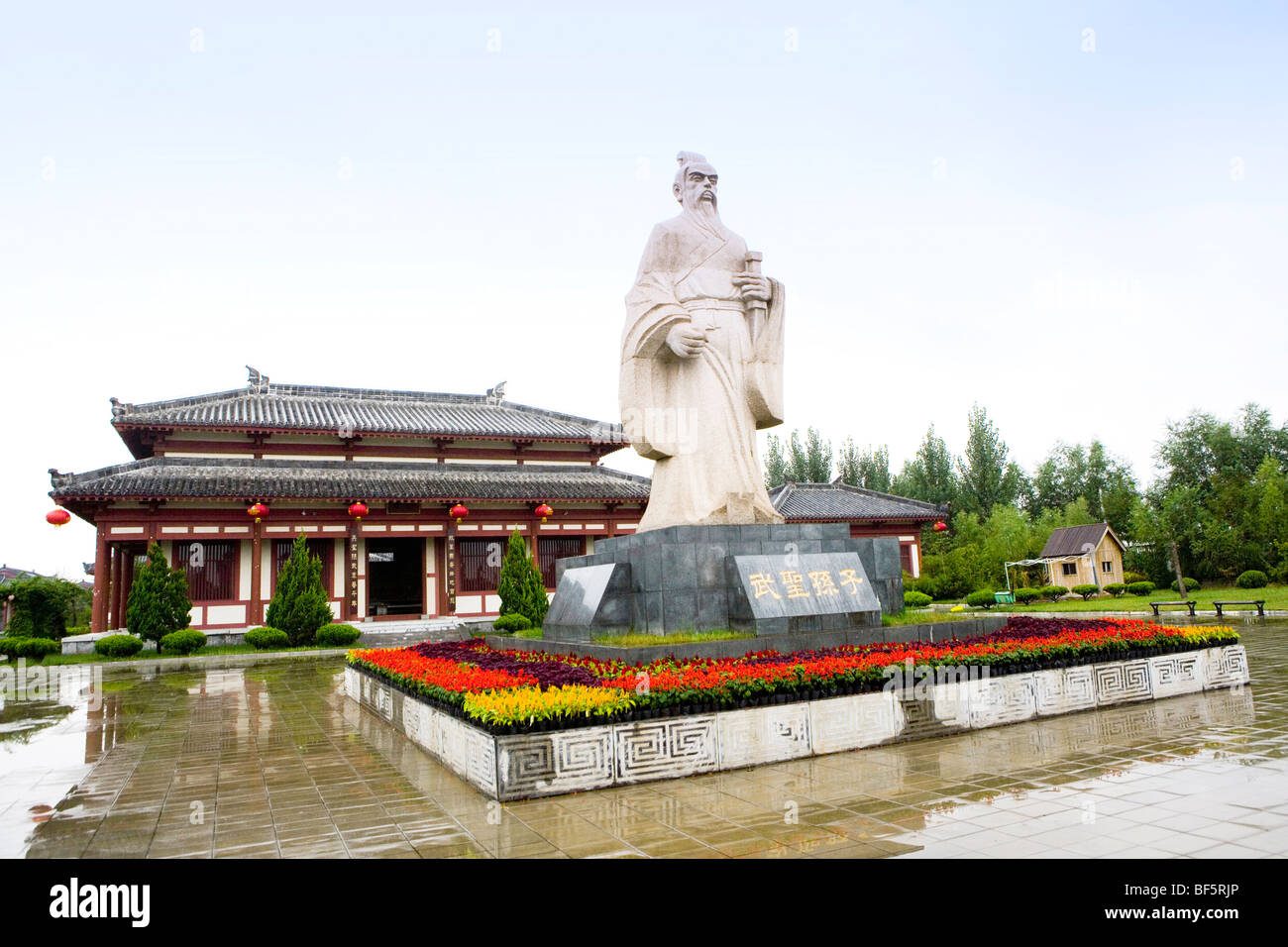 Sun Tzu: Edad y Legado en la Historia Militar 6 Sun Tzu estatua