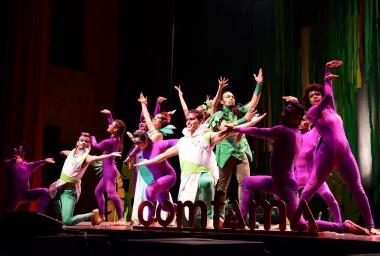 Qué debe llevar una obra de teatro para niños 3 Niños disfrutando de un teatro musical