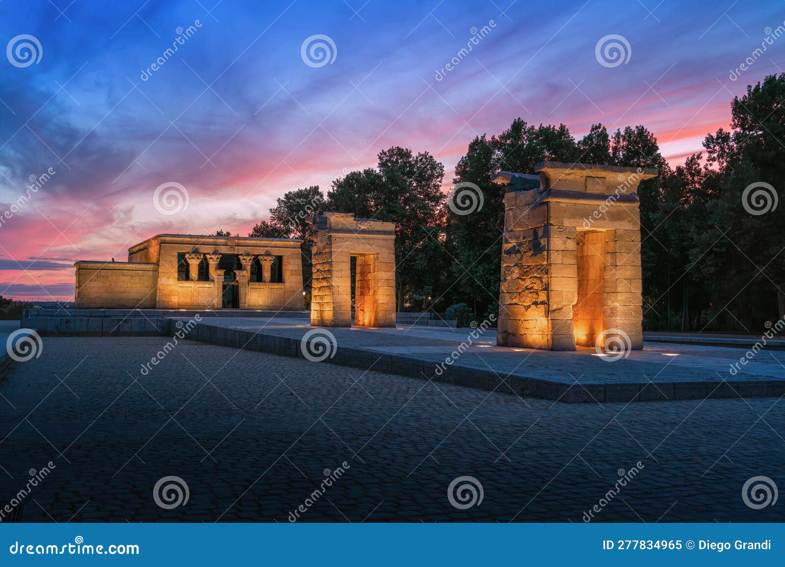 Cuál fue la finalidad de los egipcios al construir grandes tumbas y templos 3 Antiguo templo egipcio iluminado al atardecer