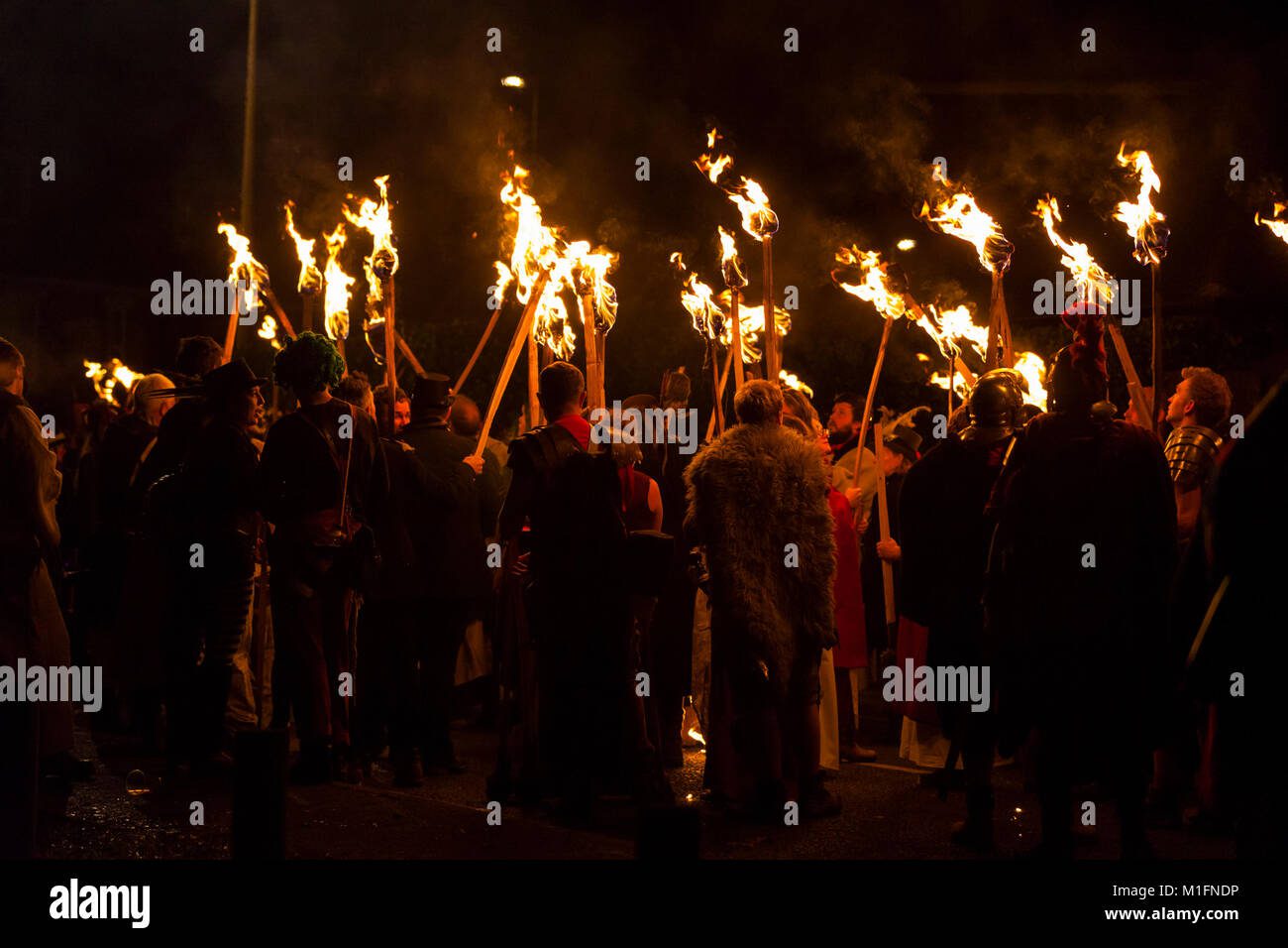 Edad Media con antorchas encendidas