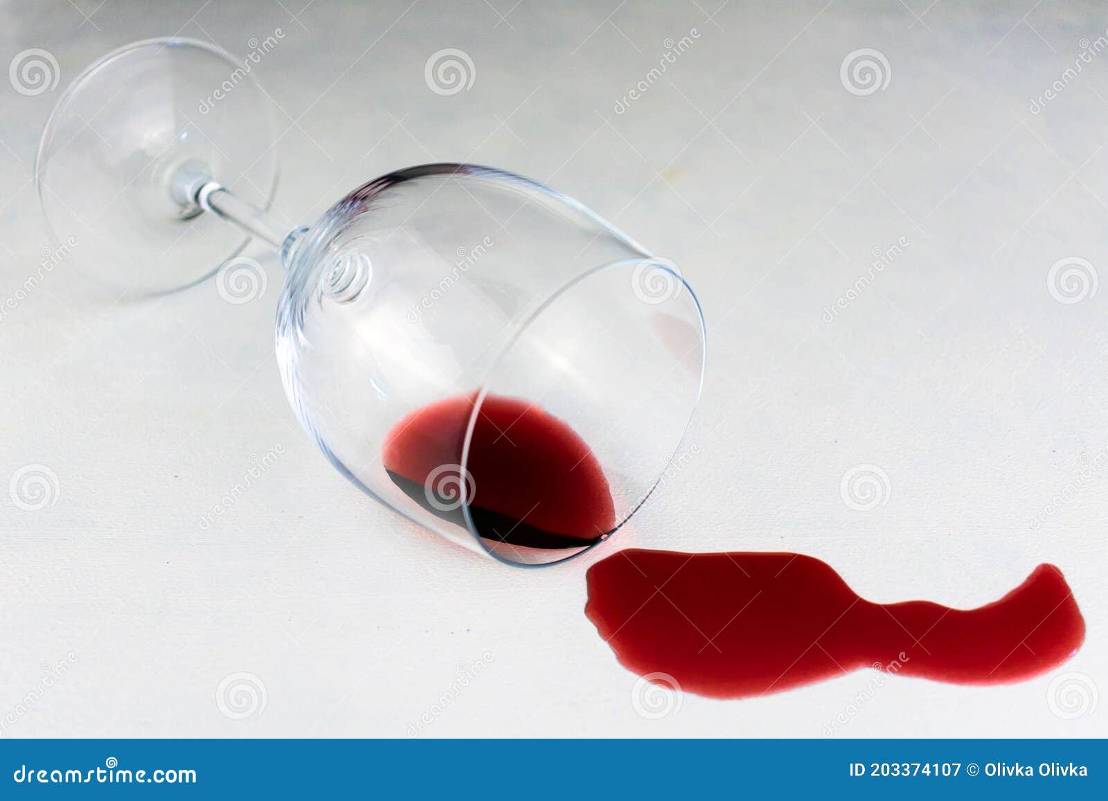 Vino derramándose de una copa