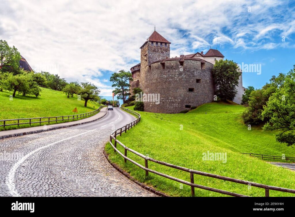 Edad Media: Explorando Arte, Historia y Educación 18 vaduz castillo en liechtenstein europa el antiguo castillo real es un punto de referencia de liechtenstein y suiza paisaje con castillo medieval prado verde y 2e9xy4h