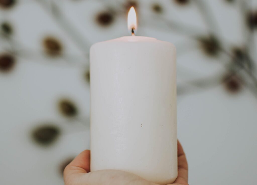 Para qué se usa una vela blanca y un vaso de agua en rituales 26 vela blanca