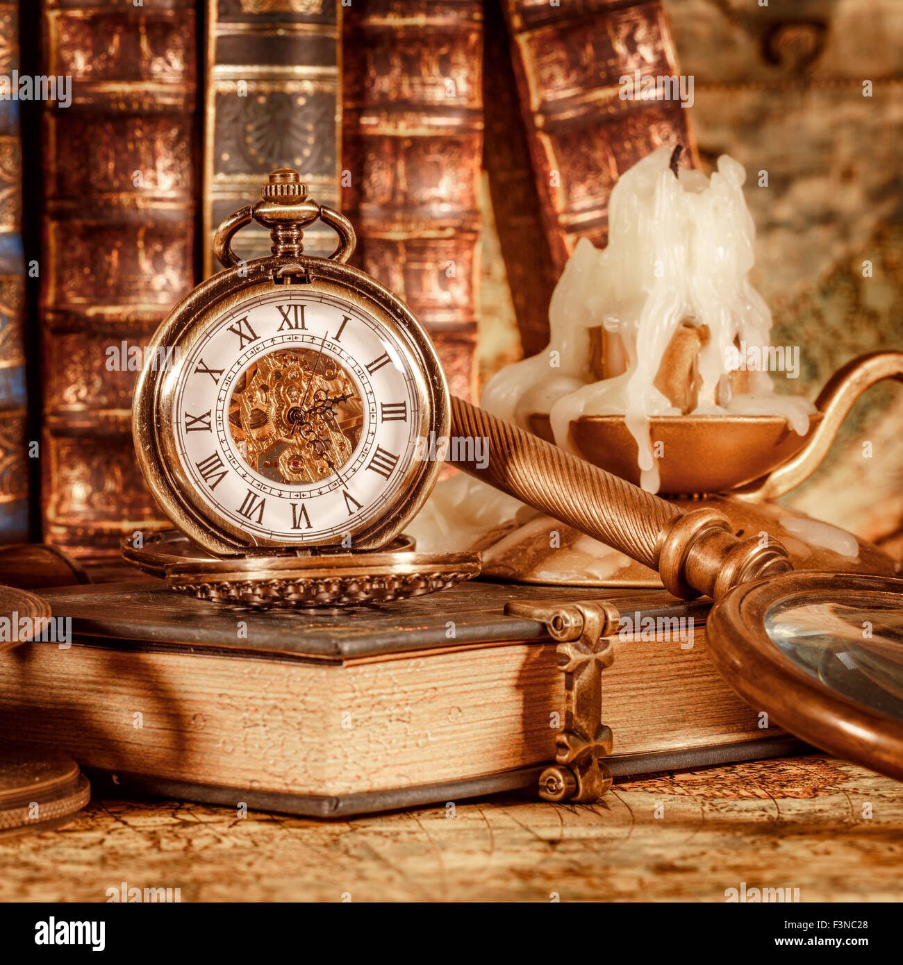 Cuánto tiempo tarda un movimiento literario 3 Reloj antiguo y libros apilados